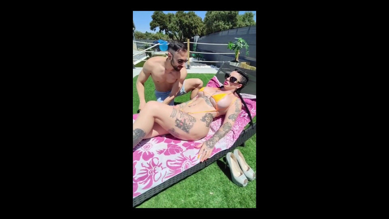 Zeus Ray Straight: Šukám sousedku v bazénu, hraji stolní fotbal a na Halloween