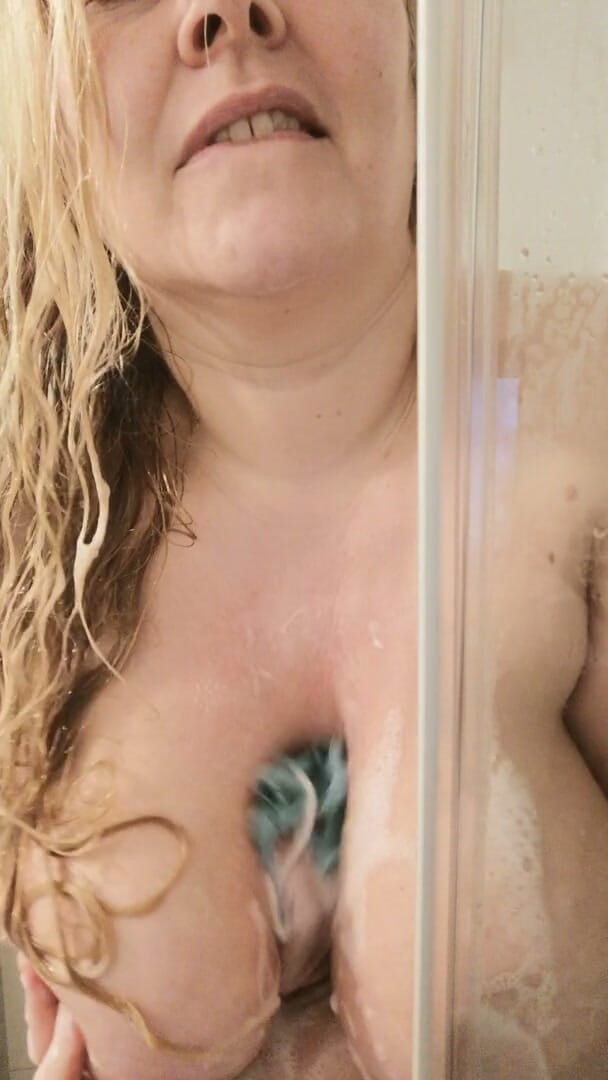 Kitty Queen: Kitty Queen Showing and Rubbing Her BBW Tits, Belly and...