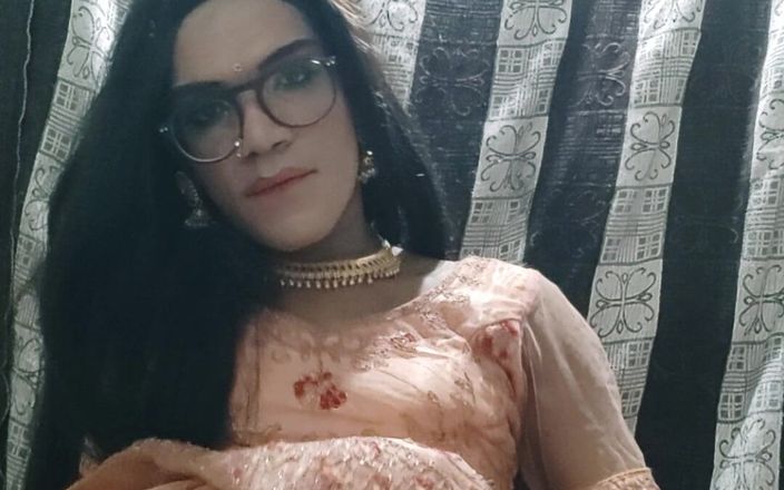 Keerthanakeerthi95: Desi indická Shemale stříká v tradiční Lehanga a jí její...