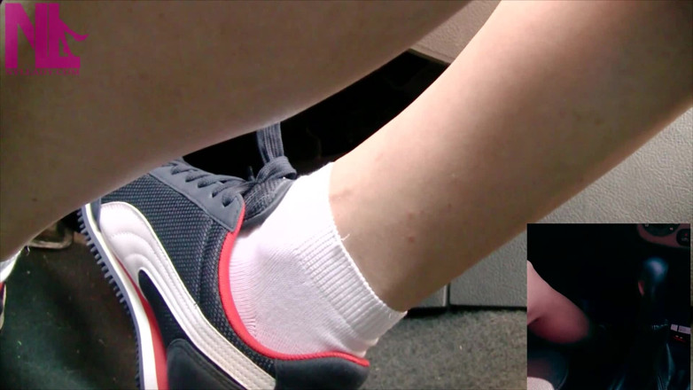 Nyllady: Körning och pedalpumpning i blå Nike sneakers och vita strumpor