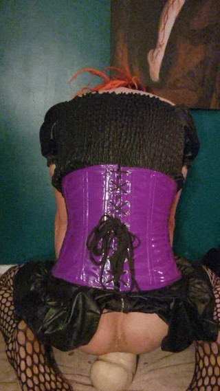 Jasmine Dlight - UK's most extreme anal porn star: Vestida con sexy pvc y tomando un enorme consolador anal...