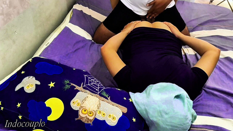 Indo Couple: Smyslný masážní salon, kde je sexy dívka v kebanye a...