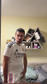 Futbolcu Banyoda Mastürbasyon Yapıyor Ve Çok Canavarca Boşalıyor
