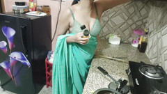 Saarabhabhi6: 角色扮演：我把一根厚厚的鸡巴塞进嘴里，深喉口交，然后被释放并在厨房被性交