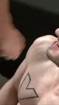 Ošukej ho do zadku a saje jeho tvrdého ptáka, abys cítila potěšení z dobrého gay šukání. Photoshoot gay šukání