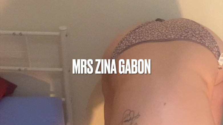 Zina Gabon: Milf casada se calienta y caliente fuera de la ducha...