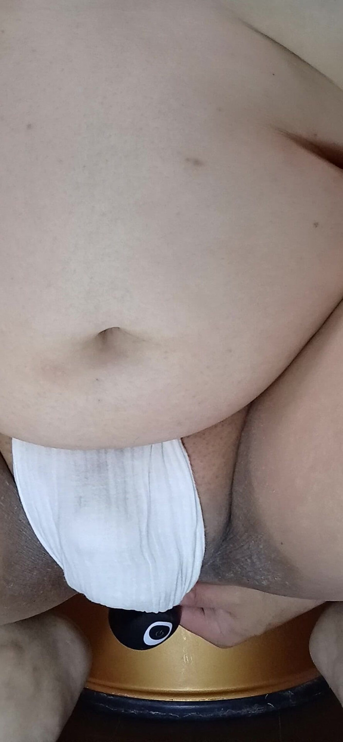 kei chan: Lotionspiel beim einführen eines analvibrators