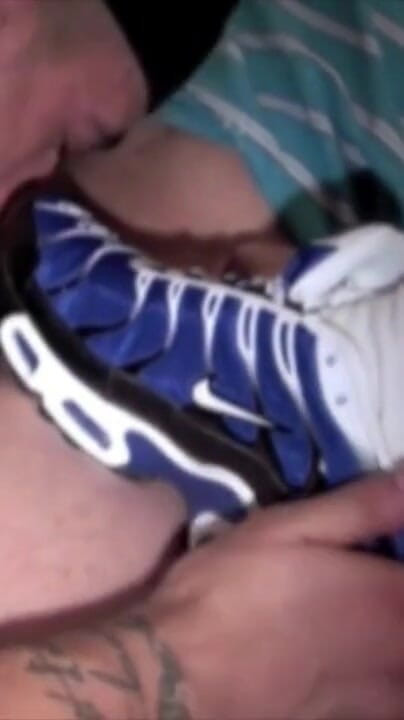 Arab slut submissed to the sneakers of his 2 friends (Sneaker gay) Arab slut submissed to the sneakers of his 2 friends (Sneaker gay)