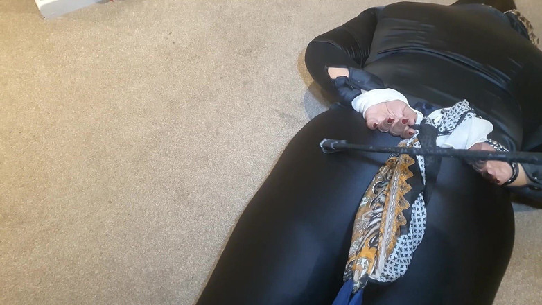 Slutty Ms B: Czarna satynowa bluzka i błyszczące legginsy Bondage