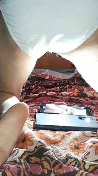 Saya tertangkap teman wanita saya membuat video lucah dan mula melancap dengannya pada masa yang sama
