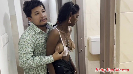 Hotty Jiya Sharmaa: Desi üvey anne tuvalette işedikten sonra üvey oğlu tarafından sert sikişiyor video...