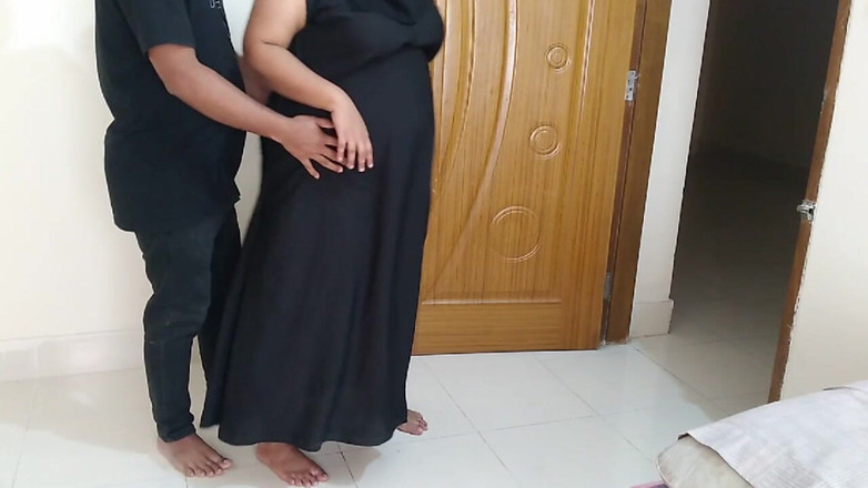 Aria Mia: Тамільську мусульманську тітоньку відтрахав гуджаратський індуський незнайомець у готелі, коли її чоловік йде у ванну кімнату