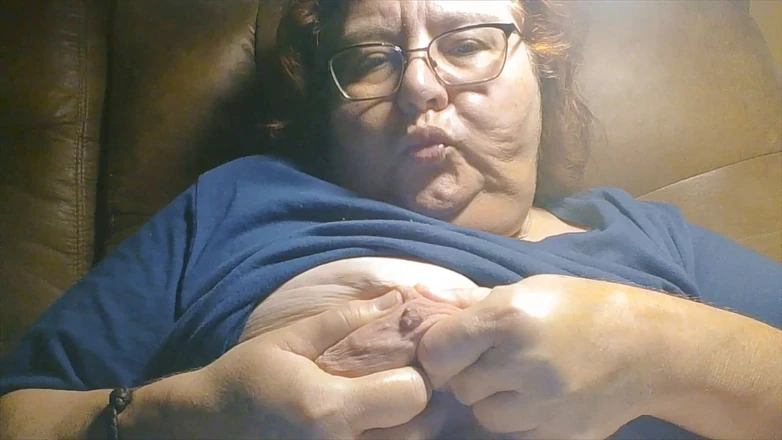 BBW nurse Vicki adventures with friends: Juego con mis tetas y expreso leche para ti! Tengo 56...