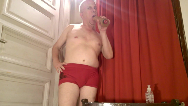 Dildo Man and Cross Hard Sex: Faccio pipì mentre succhio un grosso dildo