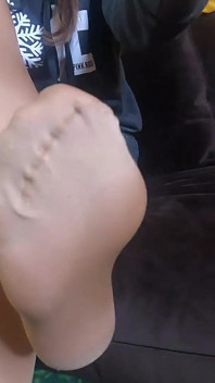 Líbí se ti moje černé boty a hnědé punčochy?
