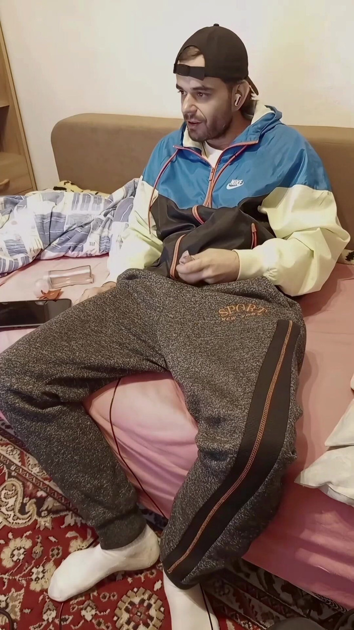 jerkofflover: 집에서 운전하며 침대에 누워 있었다