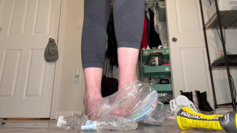 Peppermint Giantess: Waterfles verpletterend met maat 16 grote voeten