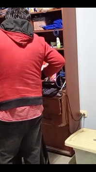 Hamba membaiki komputer riba saya dan apabila dia menemui video yang saya ada, dia menjadi sangat miang