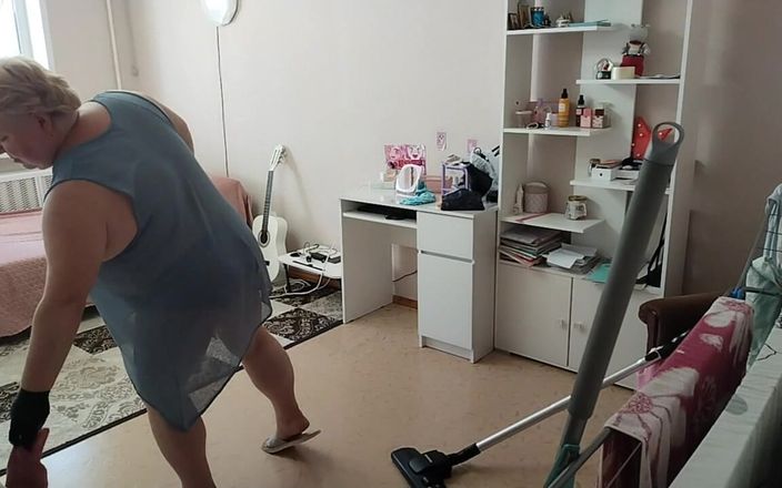 Sweet July: Камера зняла свекруху на голу прибиральничу