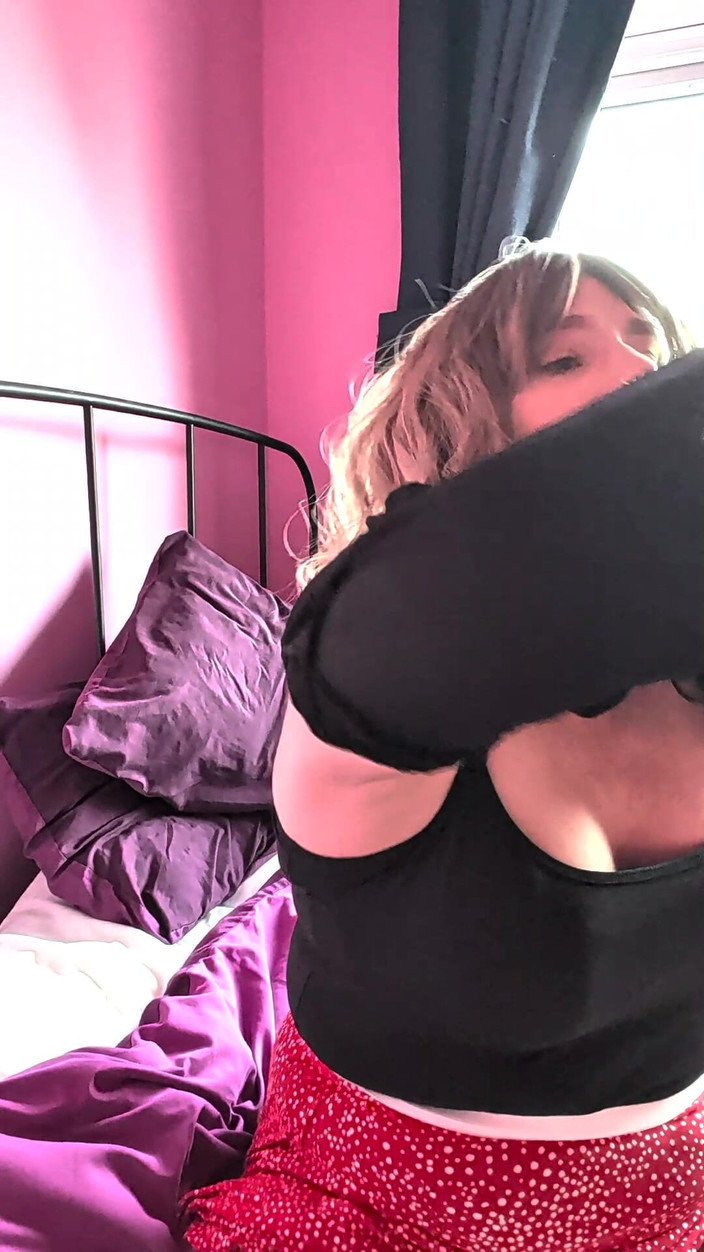 NikkiGee: Nikki goală își împușcă sperma!