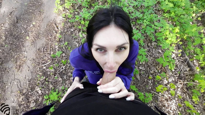 LizaVirgin: Vreemdeling neukte hard een hete milf op een gewone plek,...