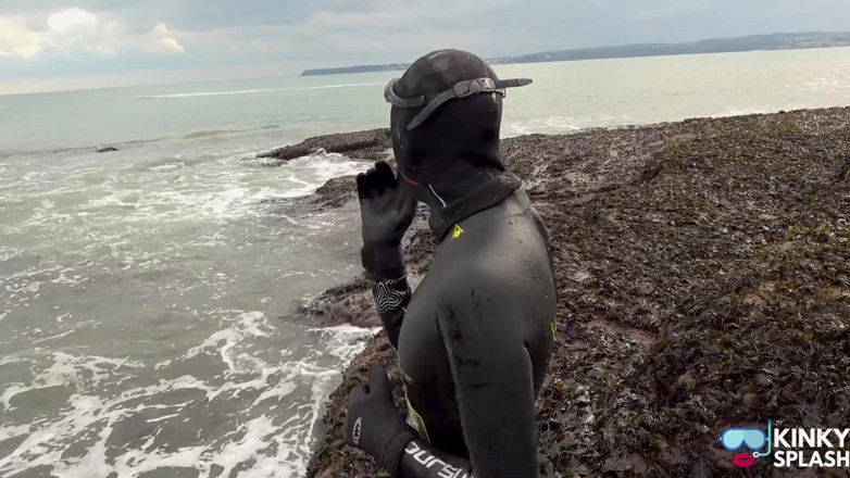 UKCuteGirl Lucy Lauren: रबरदार समुद्र तट मुठभेड़: Lucy की neoprene चूत अजनबी के साथ खेलती है