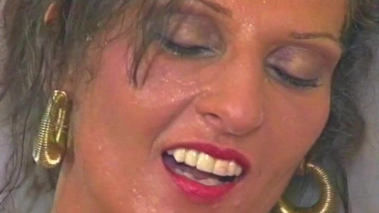 German bitch hunter: Lesbiene umede se cu degetul reciproc în cada sexy