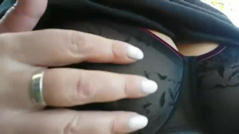 Sunny Loveli: Mamă sexy cu țâțe dulci se joacă fierbinte