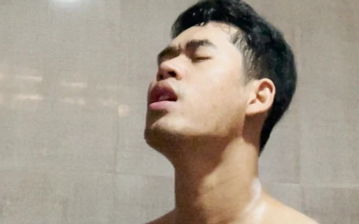Apichat Booncharoen: Ron solo en el baño