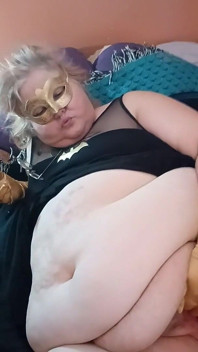 ぽっちゃりコウモリの女の子は、彼女のゴールデングローブを着けてあなたのために自慰行為をします!