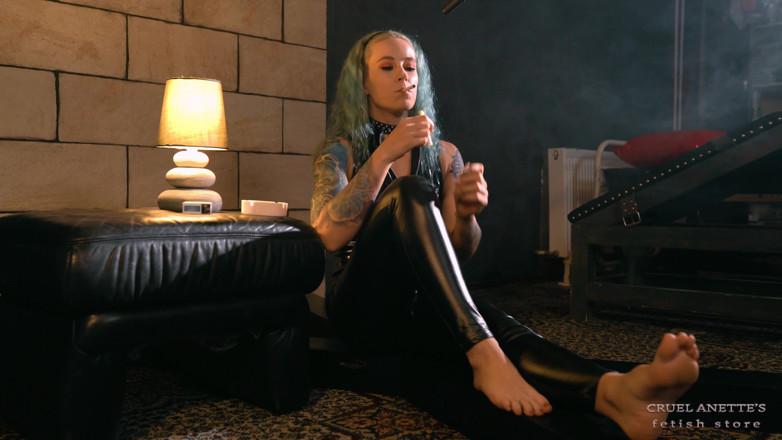 Cruel Anettes fetish world: Barfota rökare 4K