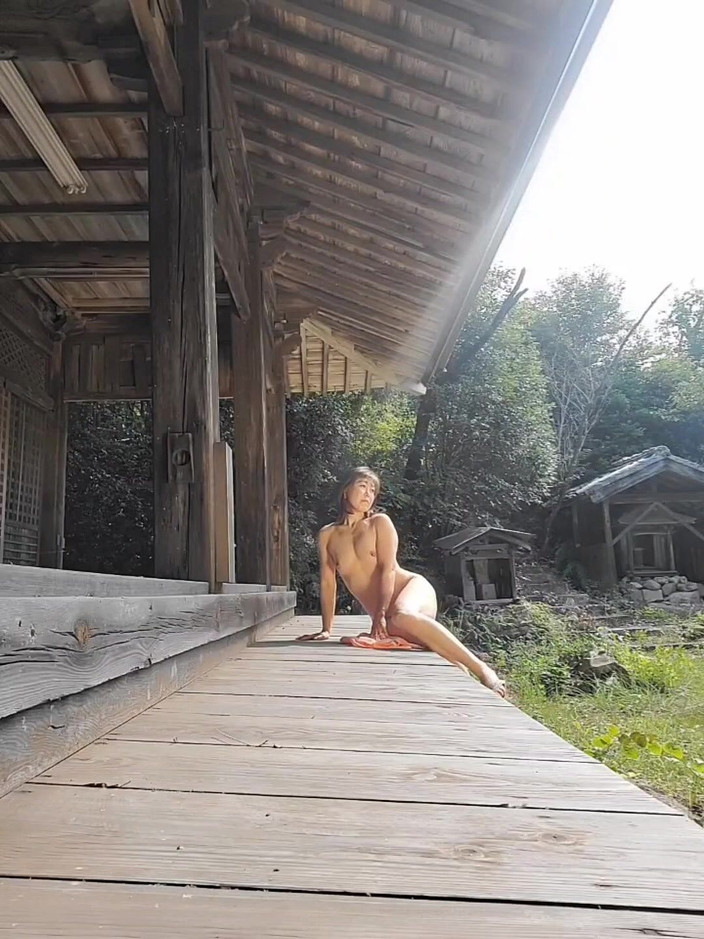 Mayumi Kanzaki: An Einem Sommertag War Eine Reife Frau Nackt Und Hatte...