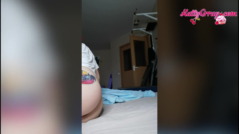 Katty Grray: Děvka se zrzavými vlasy s análním kolíkem v zadku si...