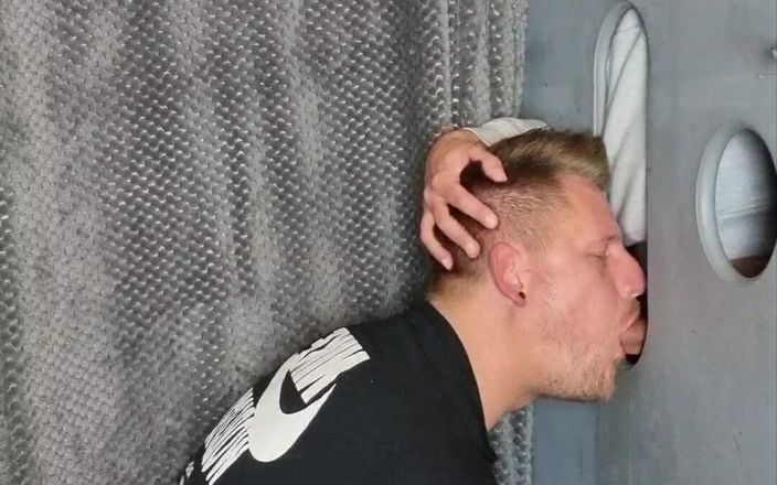 gaynaughtywelsh: Manžel mě sumčil v Gloryhole