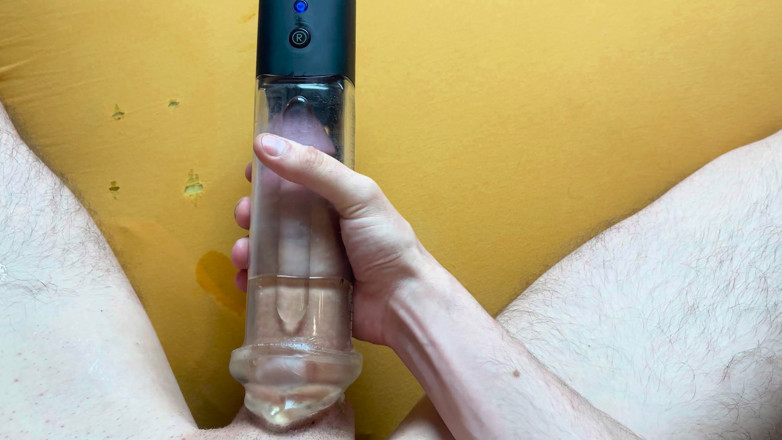 Friend4Fuck Gay+: Ich wollte eine elektrische Schwanzpumpe versuchen, aber leider passt es...