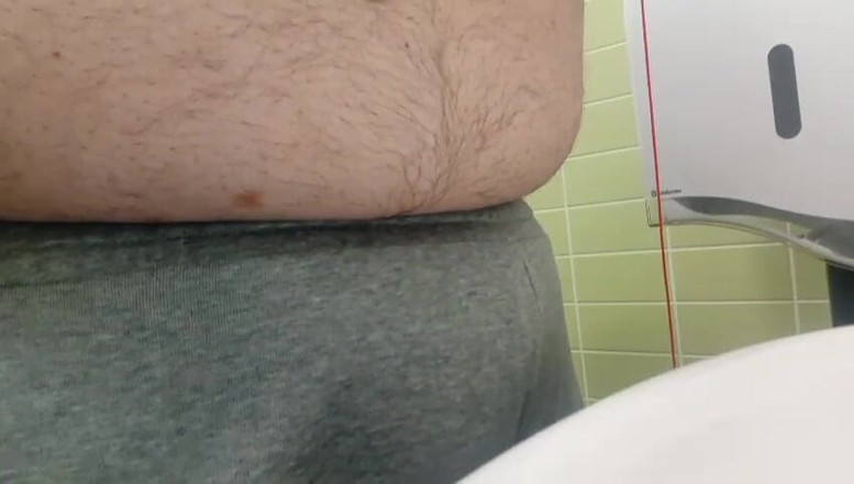 Big Pisser: सुपरचब स्मेग्मा लंड सार्वजनिक टॉयलेट में पेशाब करता है।