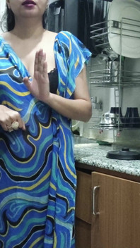 Indyjska macocha patrzy i wchodzi do kuchni pasierba, aby go przelecieć