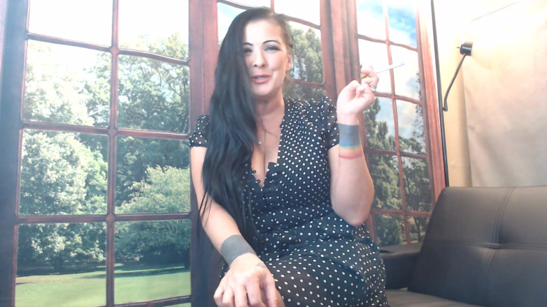 Abby Anna: Una milf che fuma rade il figliastro del college