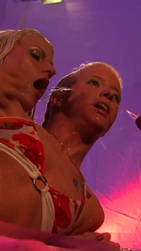 La MILF Troia Tatuata Con Le Tette Finte Si Schizza La Figa Cruda!