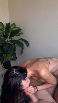 Petite vixen es follada por una polla gigante en primer sextape
