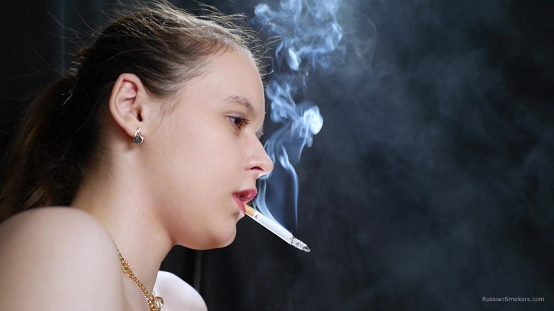 Russian Smokers: สาวสีผมบรูเน็ตเปลือยกายสูบบุหรี่ในละคร