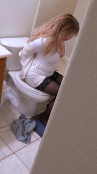 Styvmamma gör sig redo att duscha fångar styvson titta på och onanerar och vill ha sin hårda kuk i henne