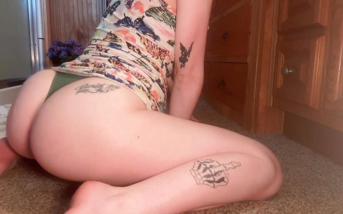 Kinkee Karma: Geile schlampe sahnt und kommt hart auf ihren dildo