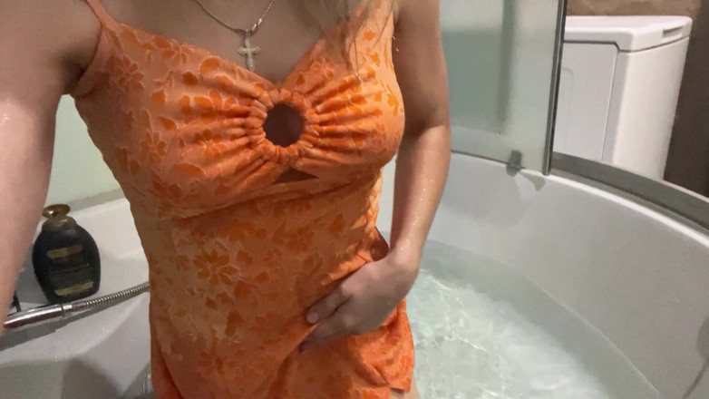 Misty Phoenix: Masturbation dans la salle de bain en bottes