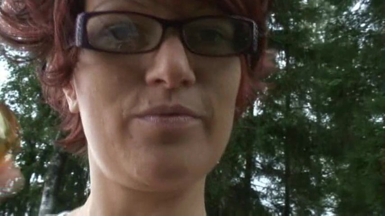 Popp Sylvie: Pissen met steelballen in haar kut