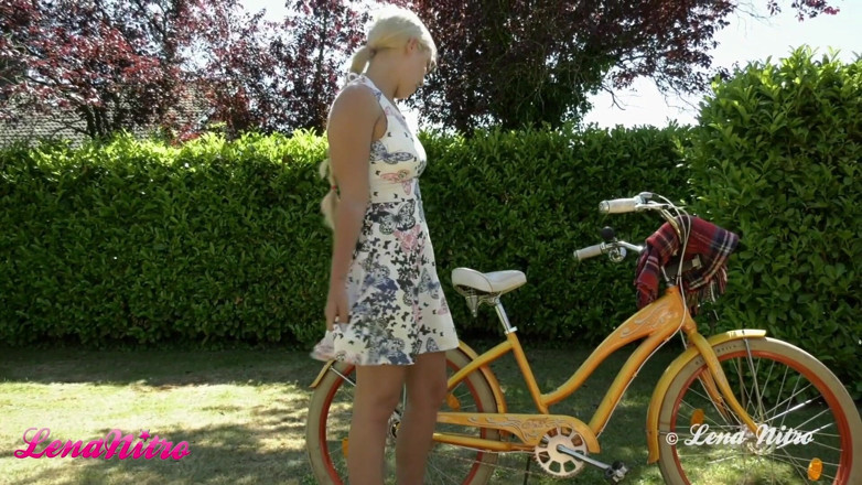 Lena Nitro: Bike has broken in the park but I got help