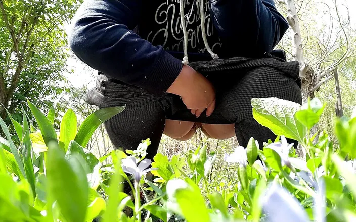 Elena: Gorgeous piss goddess in city park