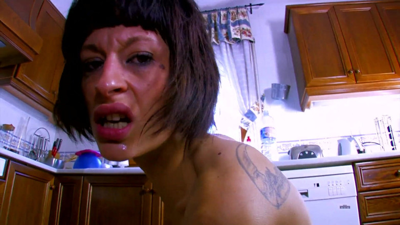 Italian hot scout and friends: Una bella mora in cucina