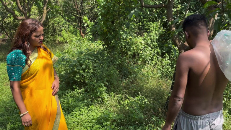 Tightmaal: Nové videohot Desi Bhabhi viděla popeláře, šla k němu a začala...