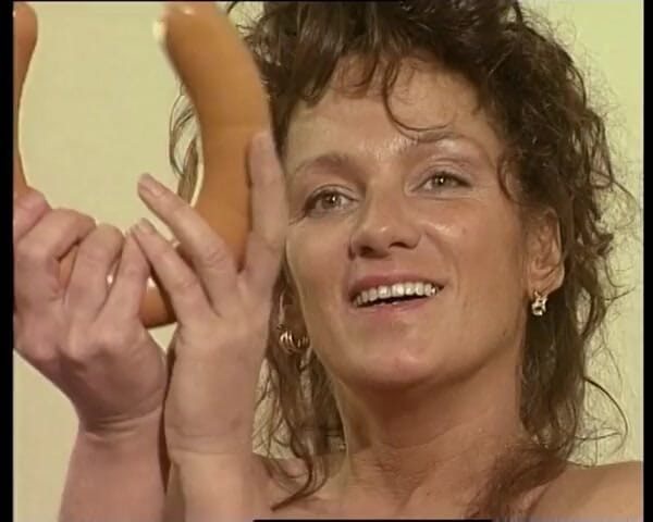 YOUR FIRST PORN: 엉덩이에 흰색 팬티 스타킹과 변기 브러시